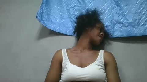 elodie228680 online show from May 11, 3:07 pm