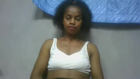 elodie228680 online show from May 13, 7:06 am