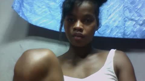 elodie228680 online show from May 20, 7:31 pm