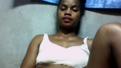 elodie228680 online show from May 27, 6:38 pm