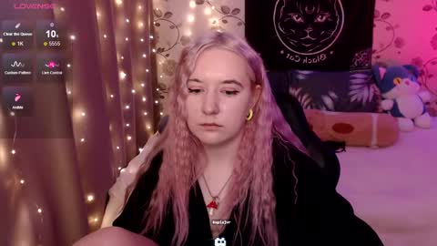 Snapshot of elovinora chatting on December 5, 10:23 pm Ela give me a thumbs up if you like it  and this is important for the development of the account online show from December 5, 10:23 pm