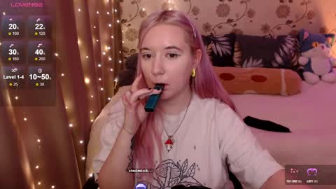 Snapshot of elovinora chatting on December 13, 6:05 pm Ela give me a thumbs up if you like it  and this is important for the development of the account online show from December 13, 6:05 pm