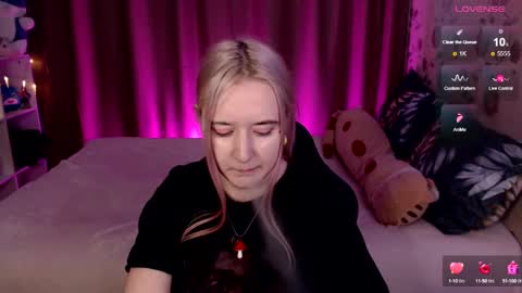 Snapshot of elovinora chatting on December 18, 10:02 pm Ela give me a thumbs up if you like it  and this is important for the development of the account online show from December 18, 10:02 pm