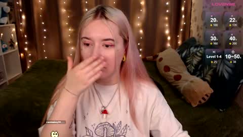 Snapshot of elovinora chatting on January 3, 8:01 pm Ela give me a thumbs up if you like it  and this is important for the development of the account online show from January 3, 8:01 pm