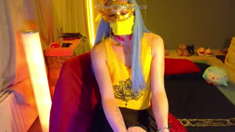 Snapshot of elowenstarshade chatting on April 17, 8:12 pm ElowenStarshade online show from April 17, 8:12 pm