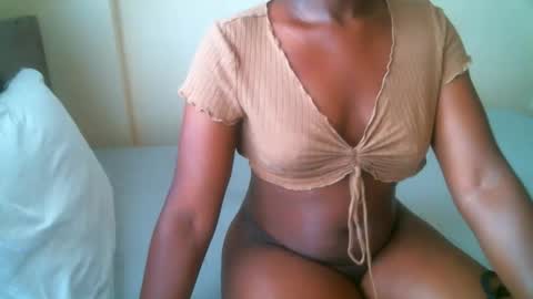 Snapshot of elphaba01 chatting on December 18, 10:43 am Elphaba online show from December 18, 10:43 am