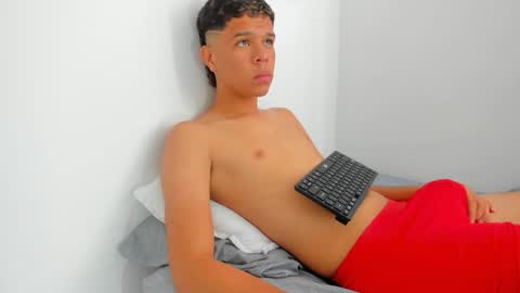 Snapshot of elpicha_dotado chatting on February 5, 2:43 pm elpicha_dotado online show from February 5, 2:43 pm