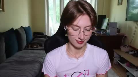 Snapshot of elsaangel chatting on June 12, 6:01 am elsaangel online show from June 12, 6:01 am