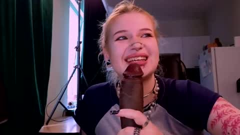 Snapshot of elvenmilk chatting on May 6, 7:46 am Ciri online show from May 6, 7:46 am