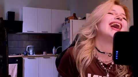 Snapshot of elvenmilk chatting on May 16, 7:38 am Ciri online show from May 16, 7:38 am