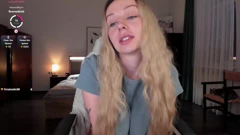 Snapshot of em_emilie chatting on October 15, 2:50 pm Emilie online show from October 15, 2:50 pm