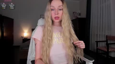 Snapshot of em_emilie chatting on November 7, 3:34 pm Emilie online show from November 7, 3:34 pm