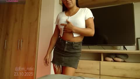 Emilia  online show from October 23, 8:51 pm