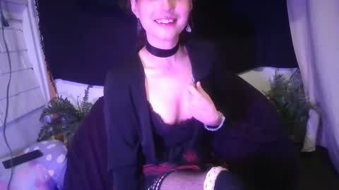 Snapshot of embers_of_eternity chatting on December 3, 1:30 am Ellie online show from December 3, 1:30 am