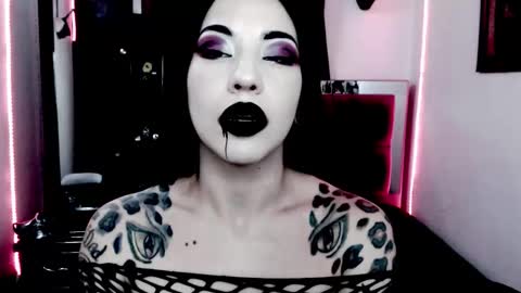 Snapshot of emearld_black chatting on November 10, 5:17 am Emerald Black online show from November 10, 5:17 am