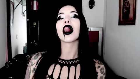 Snapshot of emearld_black chatting on December 18, 6:41 am Emerald Black online show from December 18, 6:41 am