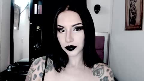 Snapshot of emearld_black chatting on December 23, 3:59 am Emerald Black online show from December 23, 3:59 am