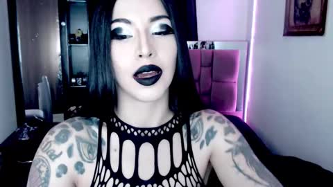 Snapshot of emearld_black chatting on January 15, 5:56 am Emerald Black online show from January 15, 5:56 am