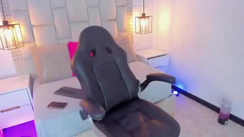 Snapshot of emelie_ch_ chatting on December 4, 11:02 pm Emily  online show from December 4, 11:02 pm