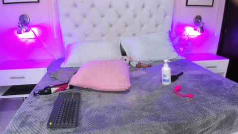 Snapshot of emelie_ch_ chatting on December 6, 5:42 am Emily  online show from December 6, 5:42 am