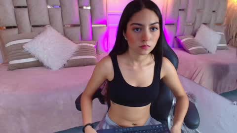 Snapshot of emelie_ch_ chatting on January 10, 5:37 am Emily  online show from January 10, 5:37 am