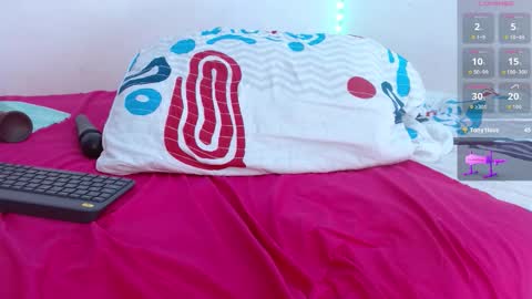 Snapshot of emelyross_ chatting on February 28, 6:47 am emely ross online show from February 28, 6:47 am