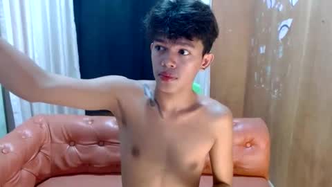 Snapshot of emerald_cummer chatting on December 20, 8:10 am emerald_cummer online show from December 20, 8:10 am