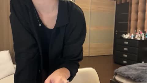 emi__ly online show from November 27, 6:32 pm