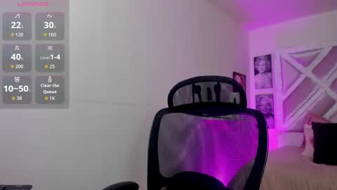 emilayton_ online show from October 22, 6:40 pm