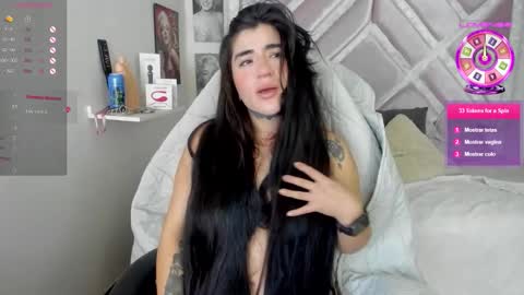 emilayton_ online show from February 16, 6:04 pm