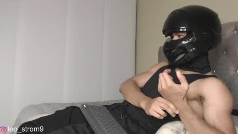 Snapshot of emile_239 chatting on February 25, 3:52 am emile_239 online show from February 25, 3:52 am