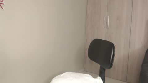 Snapshot of emile_239 chatting on October 2, 2:18 am emile_239 online show from October 2, 2:18 am