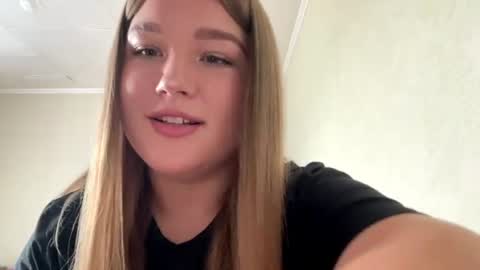 Snapshot of emileeswint chatting on July 28, 9:15 am Milena online show from July 28, 9:15 am