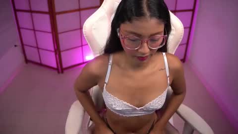 Snapshot of emili_2 chatting on November 6, 3:13 pm Emili online show from November 6, 3:13 pm