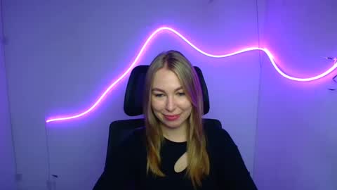 Snapshot of emilia_ilia chatting on September 29, 5:23 am Emilia online show from September 29, 5:23 am