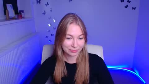 Snapshot of emilia_ilia chatting on October 6, 11:29 am Emilia online show from October 6, 11:29 am