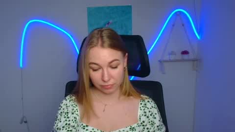 Snapshot of emilia_ilia chatting on June 25, 6:51 am Emilia online show from June 25, 6:51 am