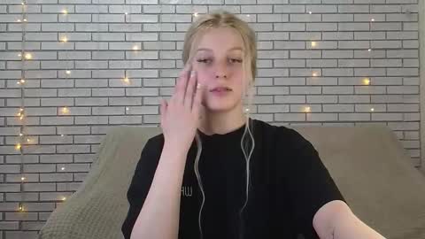 Snapshot of emiliaduchess chatting on December 10, 11:54 am Amili online show from December 10, 11:54 am