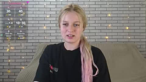 Snapshot of emiliaduchess chatting on December 10, 3:22 pm Amili online show from December 10, 3:22 pm