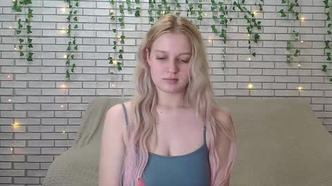 Snapshot of emiliaduchess chatting on December 15, 10:50 am Amili online show from December 15, 10:50 am