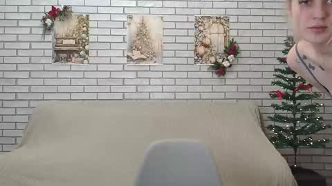 Snapshot of emiliaduchess chatting on December 17, 6:24 am Amili online show from December 17, 6:24 am