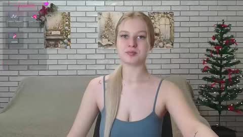 Snapshot of emiliaduchess chatting on January 7, 6:59 am Amili online show from January 7, 6:59 am