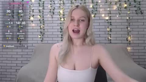 Snapshot of emiliaduchess chatting on February 20, 1:19 pm Amili online show from February 20, 1:19 pm