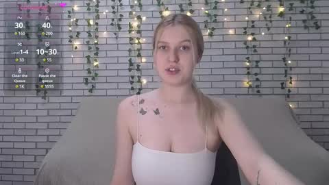 Snapshot of emiliaduchess chatting on February 25, 12:03 pm Amili online show from February 25, 12:03 pm