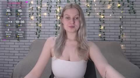 Snapshot of emiliaduchess chatting on March 1, 7:30 am Amili online show from March 1, 7:30 am