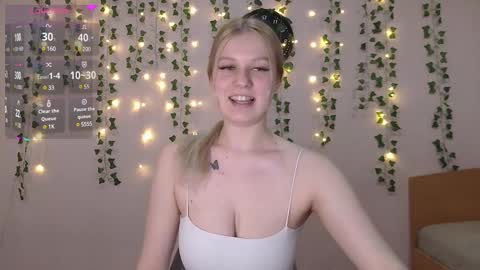 Snapshot of emiliaduchess chatting on March 7, 3:07 pm Amili online show from March 7, 3:07 pm