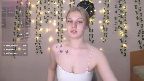 Snapshot of emiliaduchess chatting on March 7, 6:11 pm Amili online show from March 7, 6:11 pm