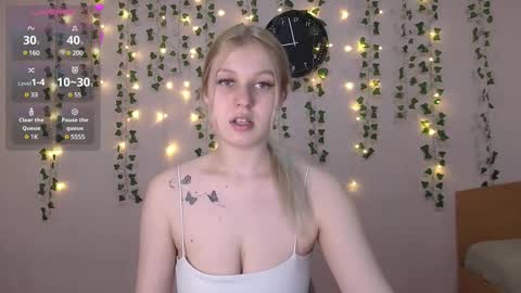 Snapshot of emiliaduchess chatting on March 9, 11:03 am Amili online show from March 9, 11:03 am