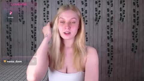 Snapshot of emiliaduchess chatting on October 23, 11:42 am Amili online show from October 23, 11:42 am