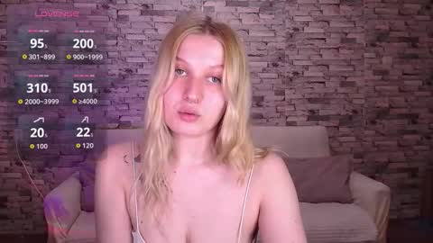 Snapshot of emiliaduchess chatting on March 11, 12:22 pm Amili online show from March 11, 12:22 pm